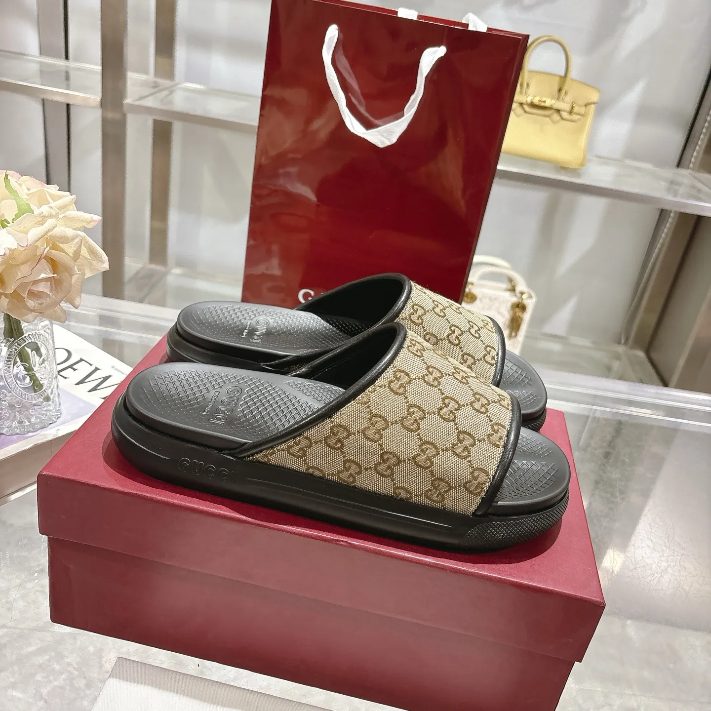 p400🐮🐮New summer men's slip-on slippers. Inspired by the summer spirit and beach clubs of the Italian coast, this piece is part of Gucci Lido. The Pre-Fall collection reinterprets the brand's signature elements and sophisticated patterns in a contemporary way. Made from black rubber, these flat sandals feature a slip-on design that reinterprets the brand's distinctive green and red web design. GG Classic Upper Men's Molded Rubber Footbed Gucci Logo Flat Made in Italy Size: Men's 40 to 47,